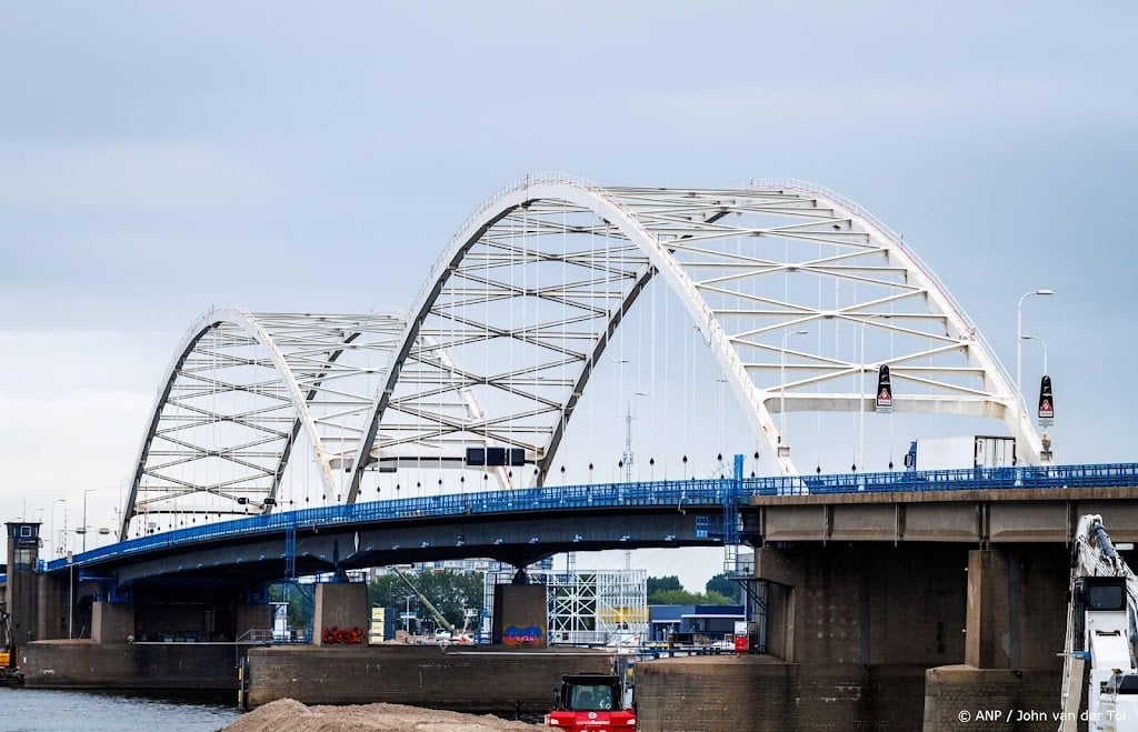 RWS wil 'zo snel mogelijk' handhaven op vrachtverbod Merwedebrug