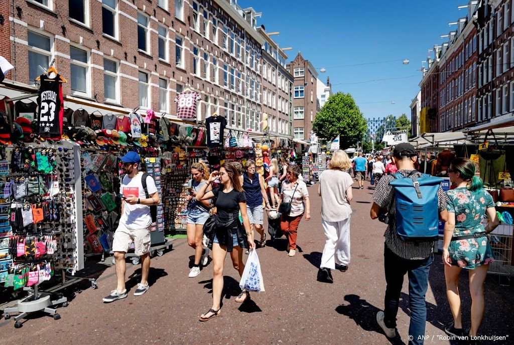 Ondernemers eisen eind aan mondkapjesplicht op Albert Cuypmarkt