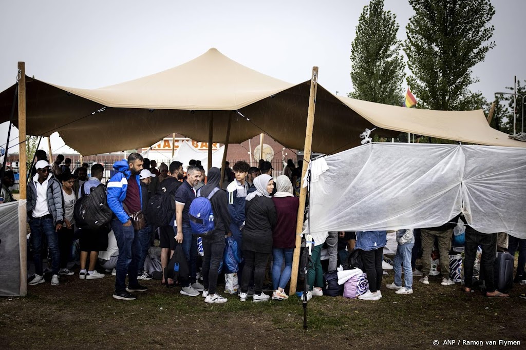 Ongeveer 250 asielzoekers sliepen buiten bij Ter Apel 