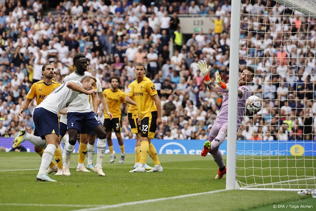 Kane breekt met 185e treffer record en helpt Spurs aan nipte zege