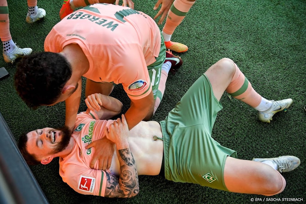 Werder Bremen stunt met drie late treffers en wint bij Dortmund