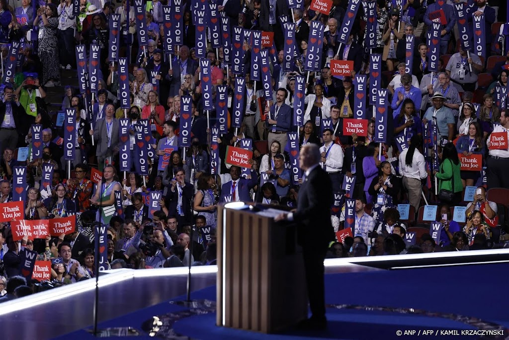 Geëmotioneerde Biden krijgt staande ovatie op conventie in Chicago