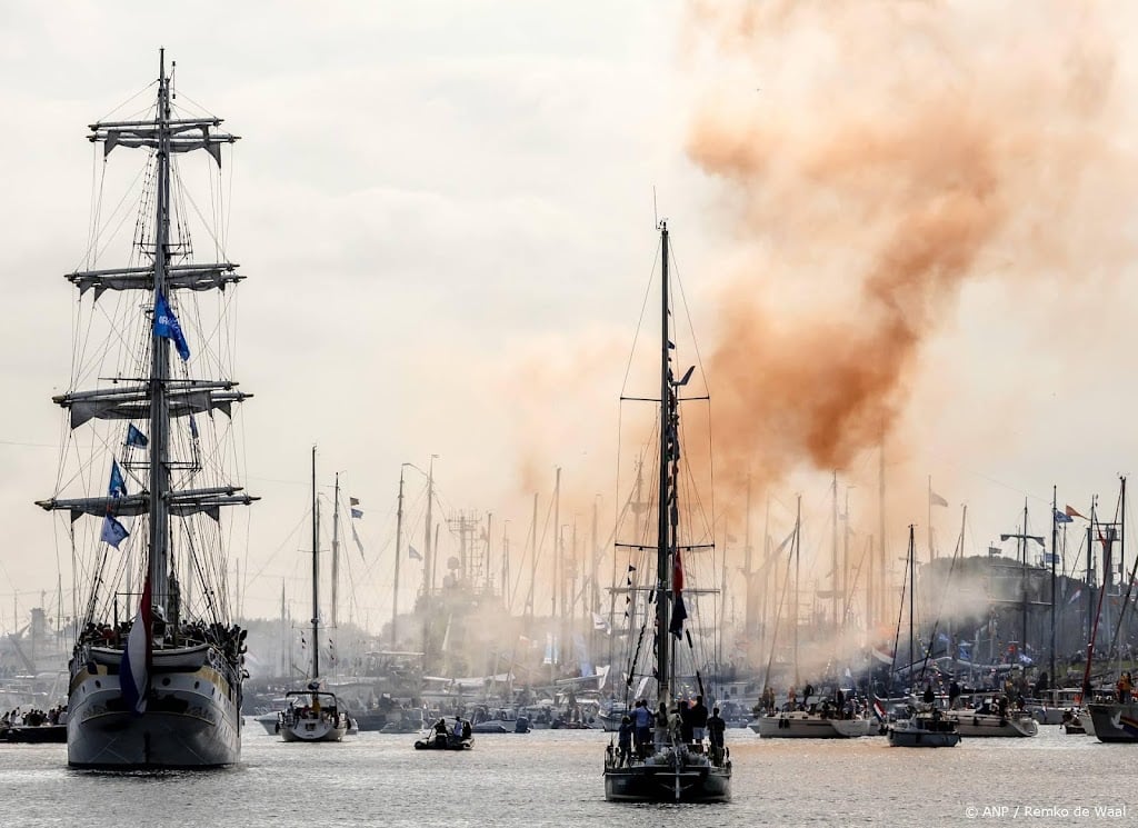 Prins Maurits luidt scheepsbel, SAIL officieel van start