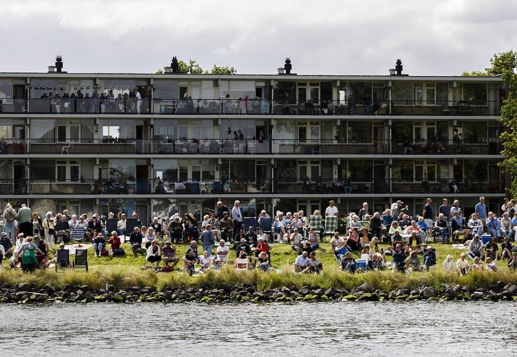 Rijendik langs IJ voor intocht SAIL Amsterdam