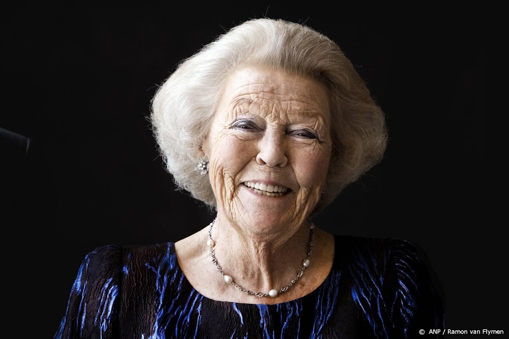 Prinses Beatrix kijkt uit het raam naar Glazen Koets