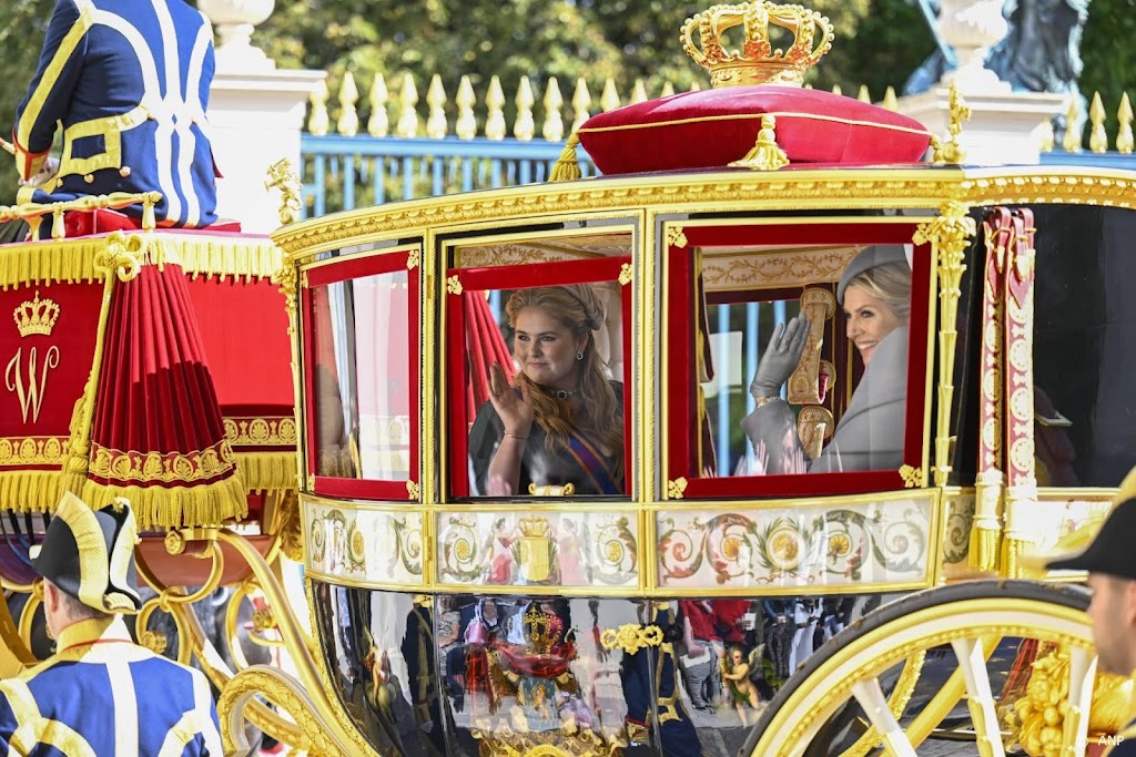 Willem-Alexander, Máxima en Amalia aangekomen bij schouwburg
