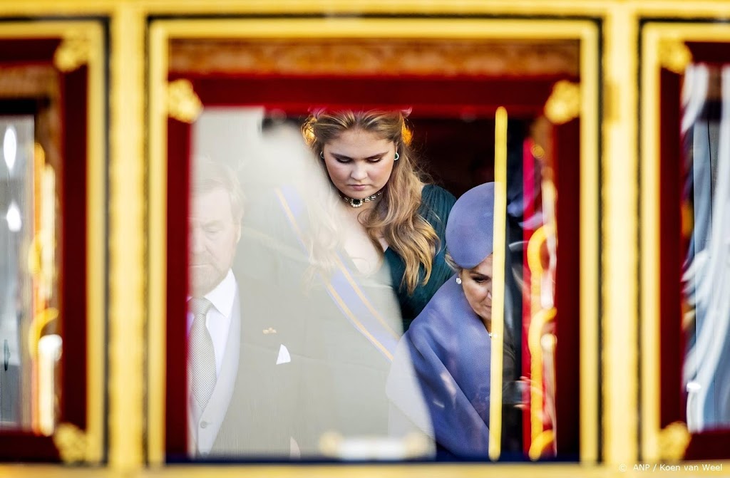 Koningspaar en Amalia richting Noordeinde voor bordesscène