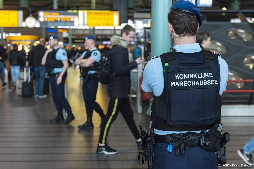 Man met 8000 euro cash aangehouden op Schiphol om witwassen