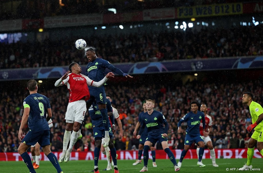 Arsenal leert PSV bij terugkeer in Champions League harde les