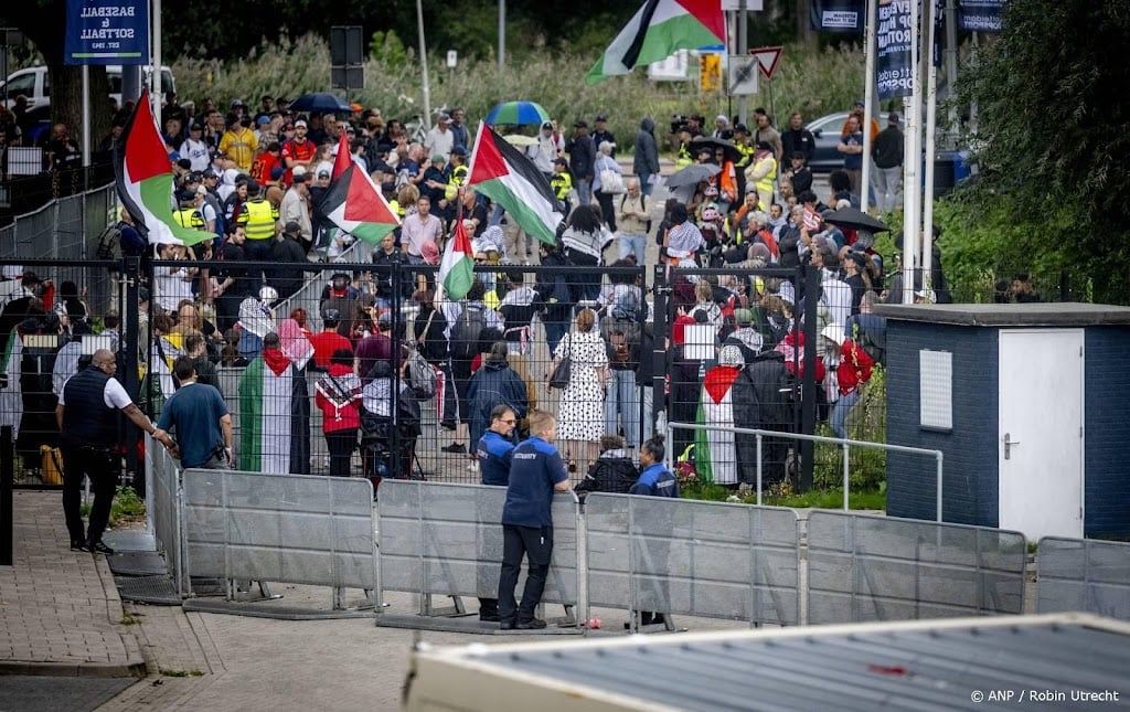 Politie grijpt in bij pro-Palestijns protest bij EK honkbal