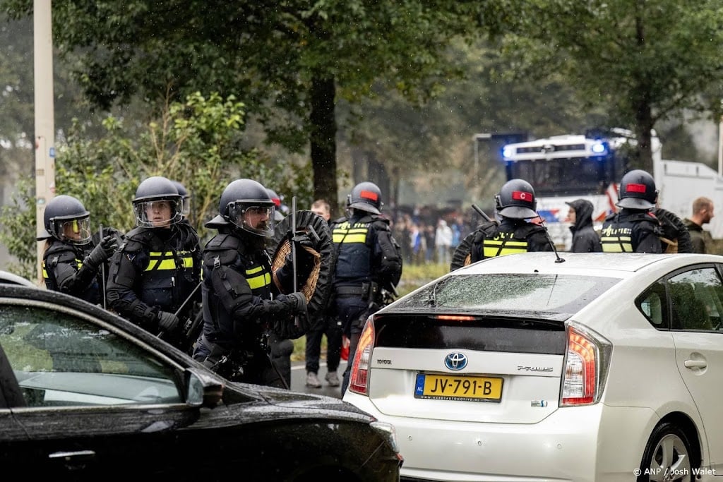 Politie zet traangas in tegen demonstranten op Malieveld 