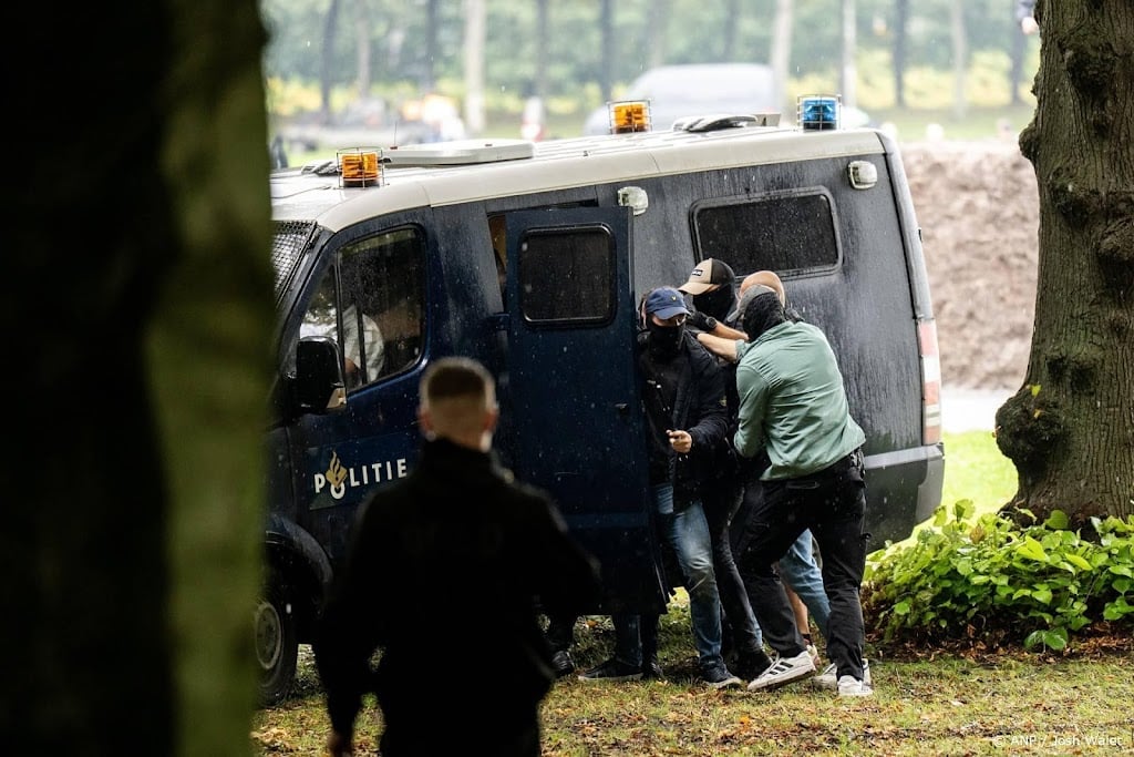 Politie verricht onbekend aantal aanhoudingen om rellen Den Haag