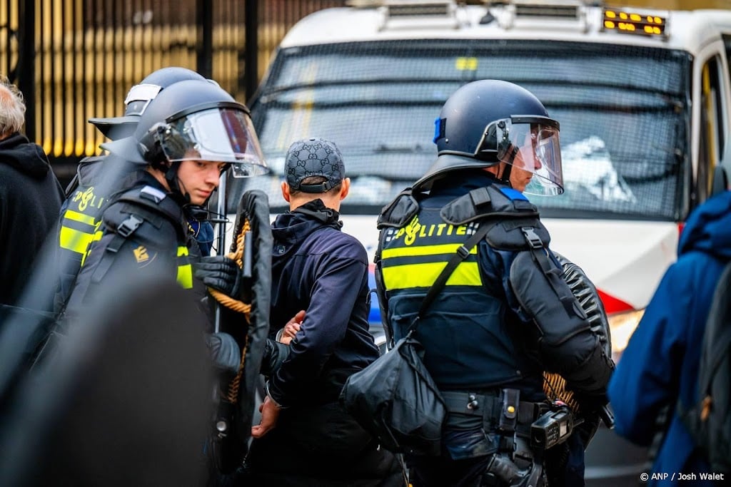 Ruim 30 aanhoudingen verricht om rellen in Den Haag