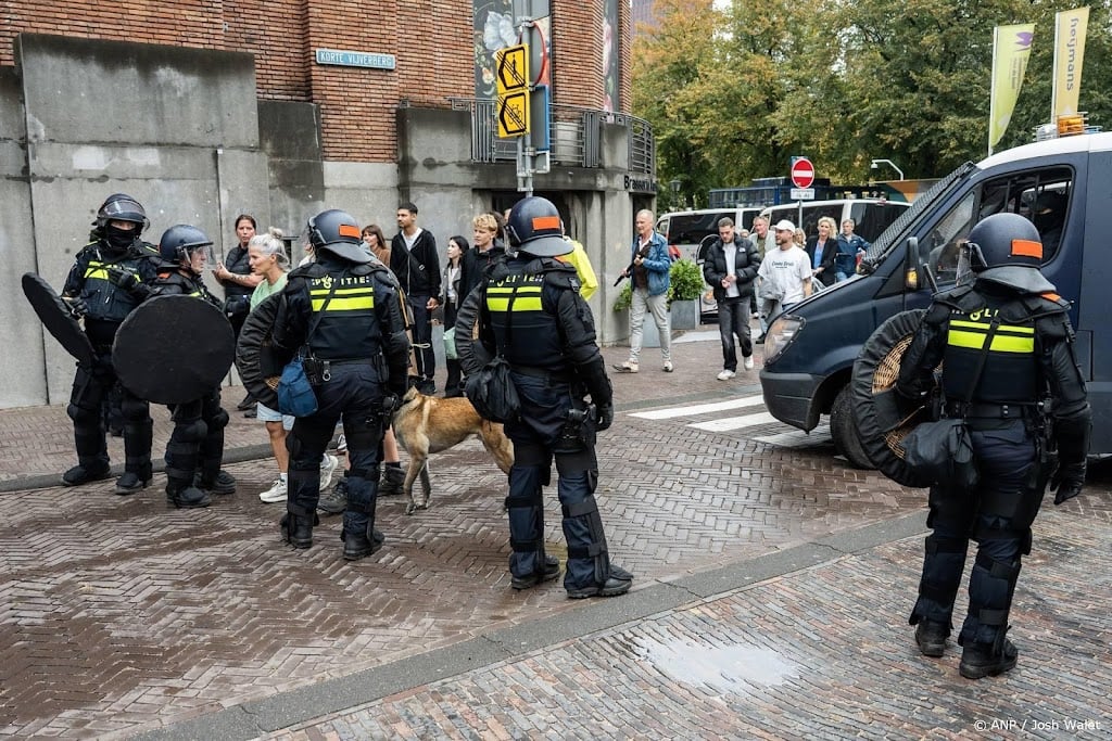 Zes journalisten gewond bij rellen Den Haag