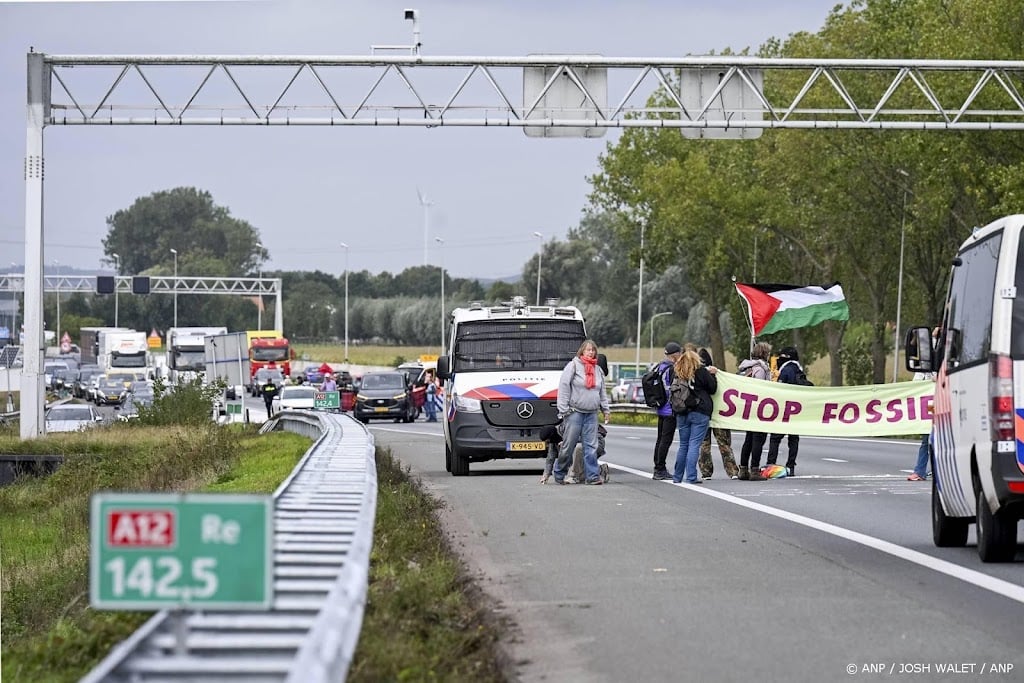 Drie XR-demonstranten verhoord na nacht op politiebureau 