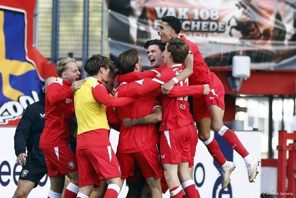 PSV zakt na nederlaag bij Twente naar derde plaats Eredivisie