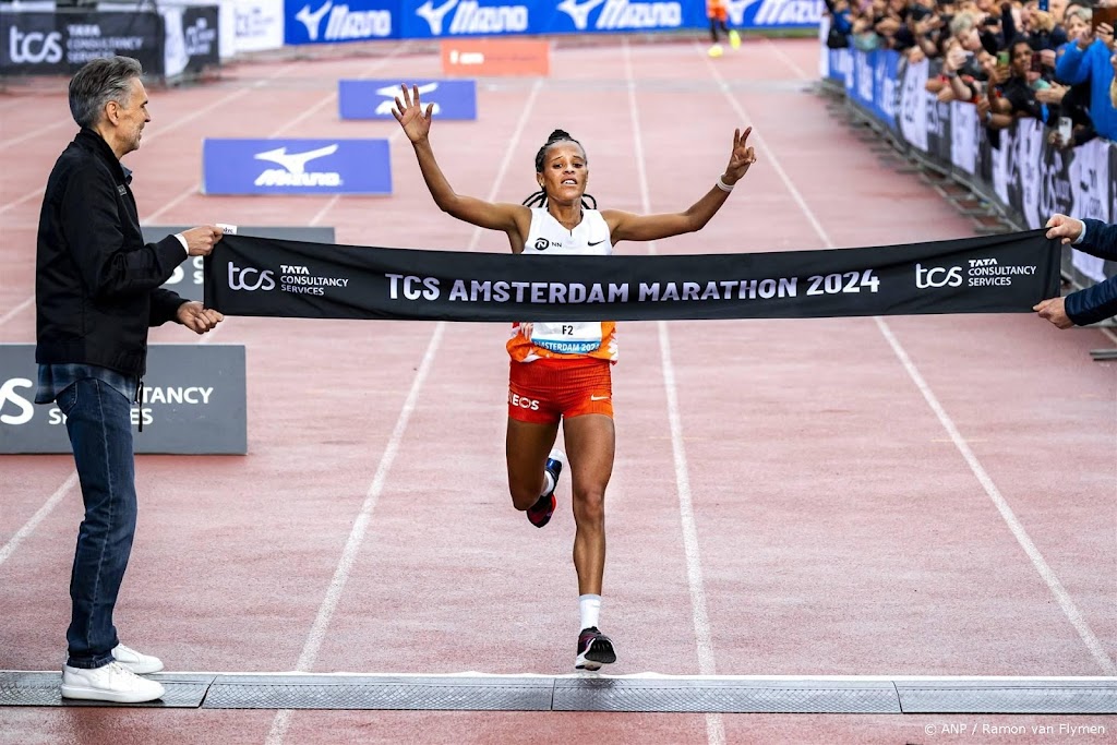 Yehualaw verbetert parcoursrecord vrouwen in marathon Amsterdam