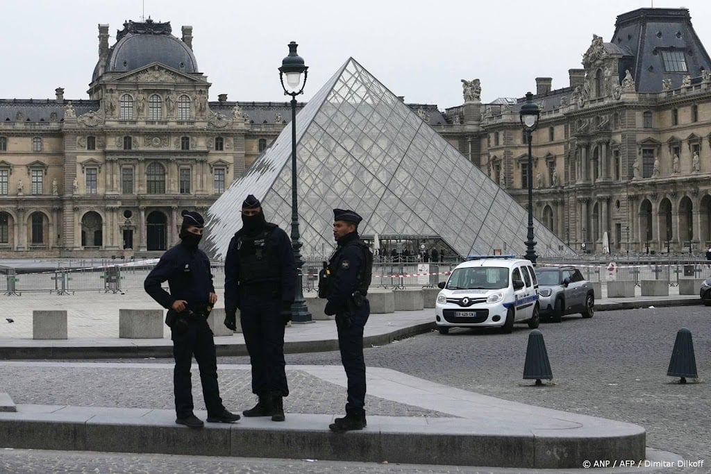 Louvre ook maandag gesloten na juwelenroof