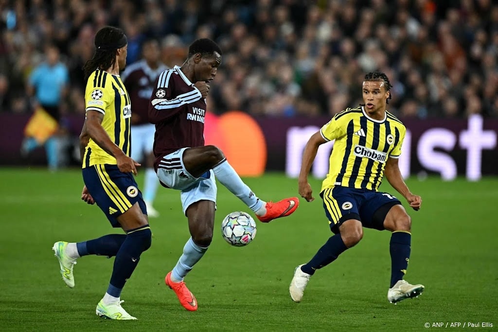 Verdediger Aké valt geblesseerd uit bij Fenerbahçe