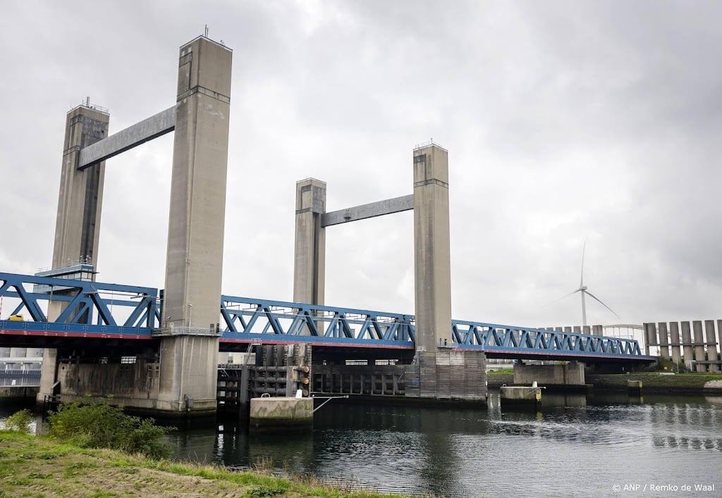 Storing Calandbrug opgelost, weer open voor verkeer