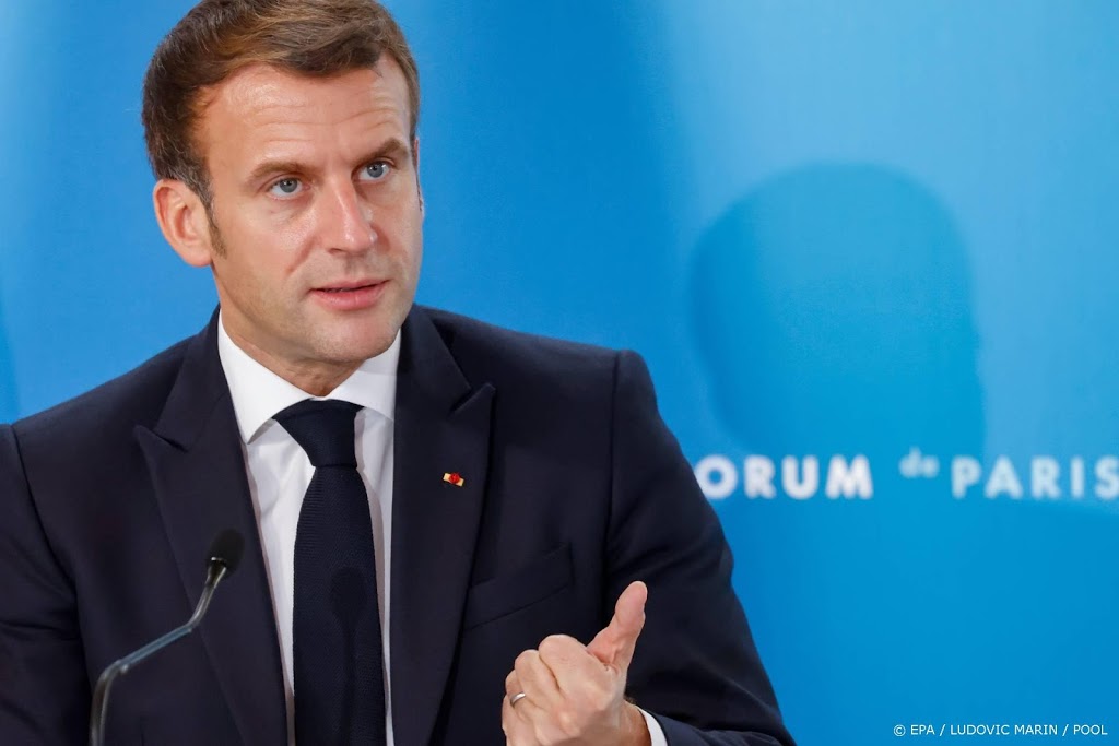 Macron beschuldigt Rusland van promoten anti-Franse sentimenten