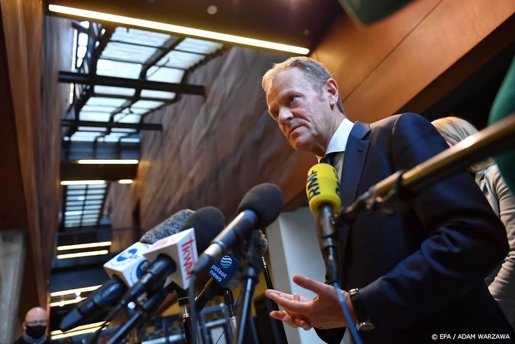 Poolse ex-premier Tusk heeft haast en is rijbewijs kwijt