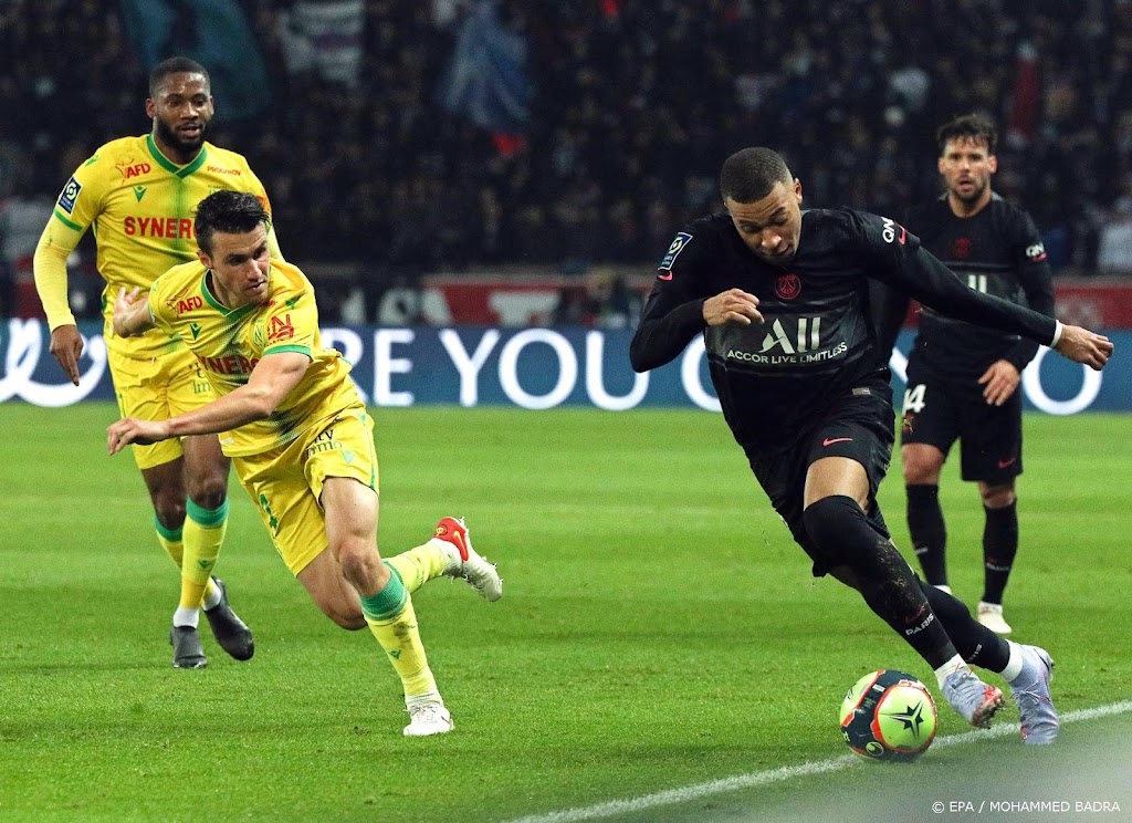 Koploper Paris SG met tien man langs middenmoter FC Nantes