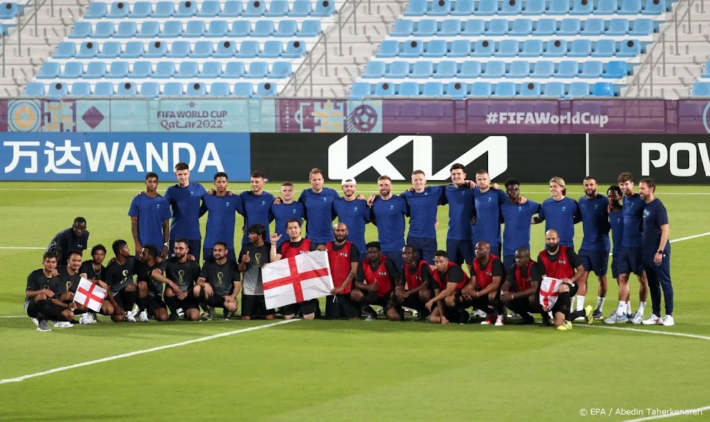 Engelse voetballers knielen ook op WK tegen racisme