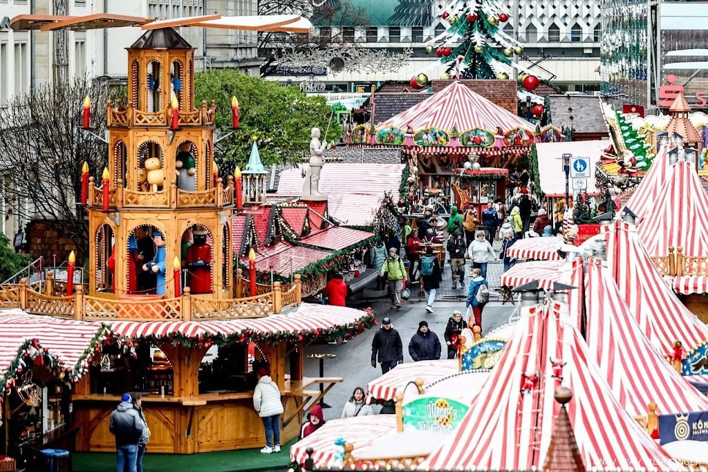 Zwaarbeveiligde kerstmarkt Maagdenburg van start na aanslag 2024