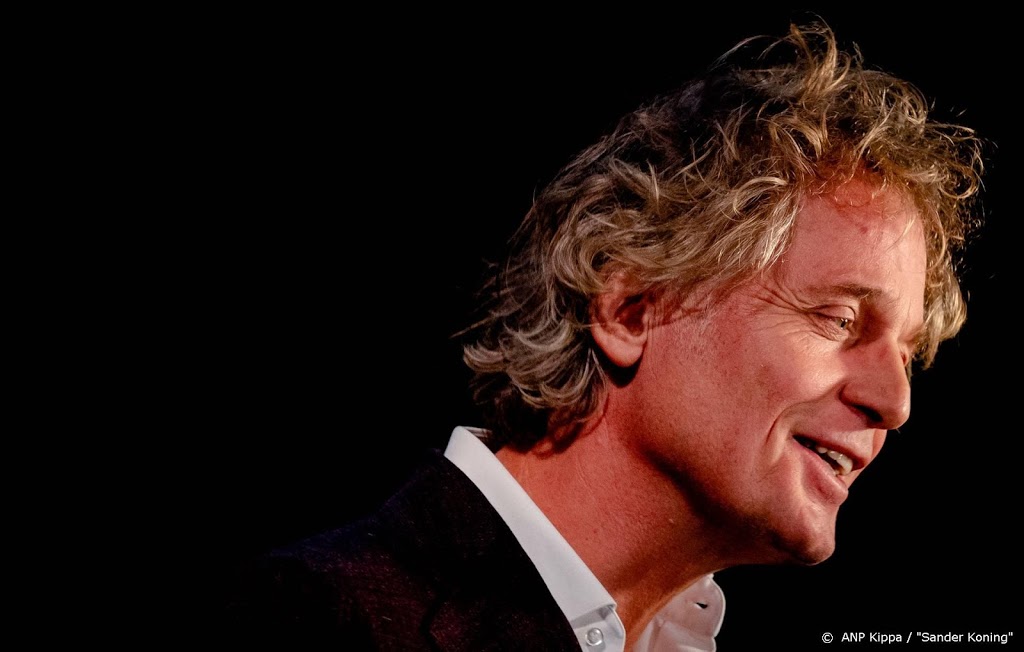 Jeroen Pauw neemt talkshowtafel mee het land in
