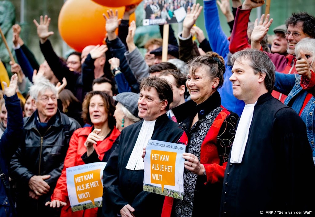 Demonstranten juichen Urgenda-directeur toe