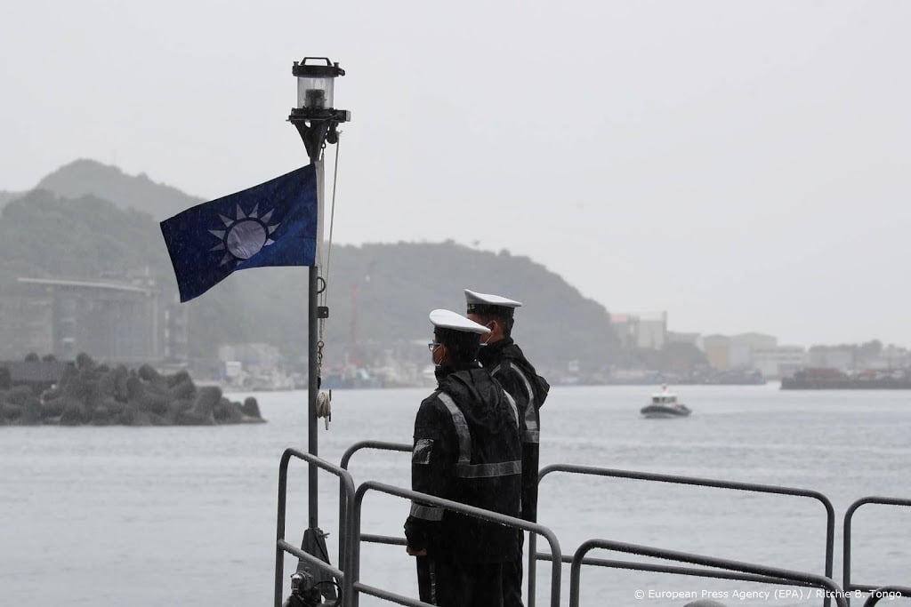 Chinese vliegdekschepen in Straat van Taiwan