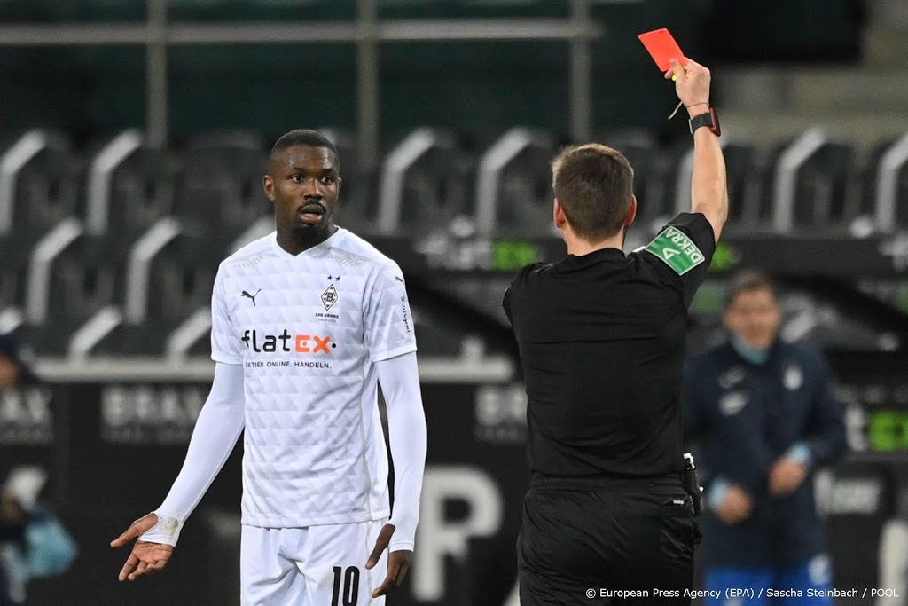 Thuram levert maandsalaris in voor spuugincident