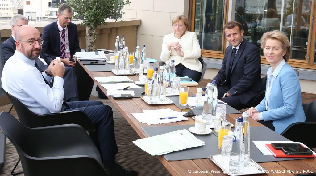 Topoverleg Merkel, Macron, Von der Leyen en Michel over mutatie