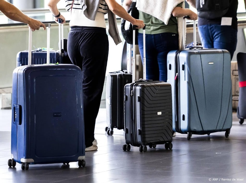 Schiphol druk met terugbezorgen van koffers na storing