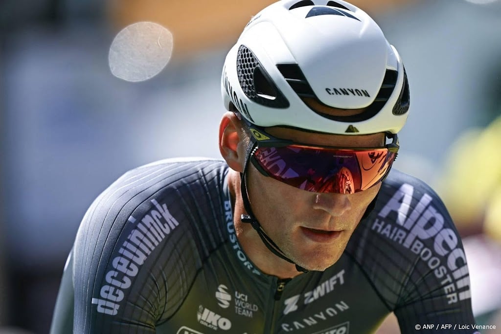 Van der Poel overtuigt in veldrit Antwerpen bij rentree Van Aert