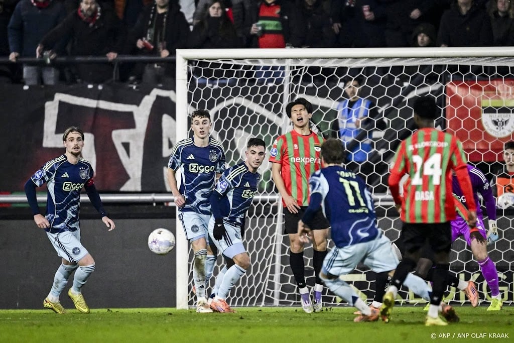NEC houdt Ajax met tien man op gelijkspel