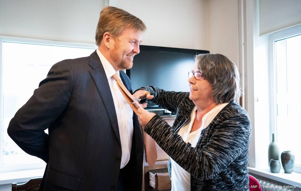 Stropdas koning doorgeknipt bij bezoek aan daklozencentrum