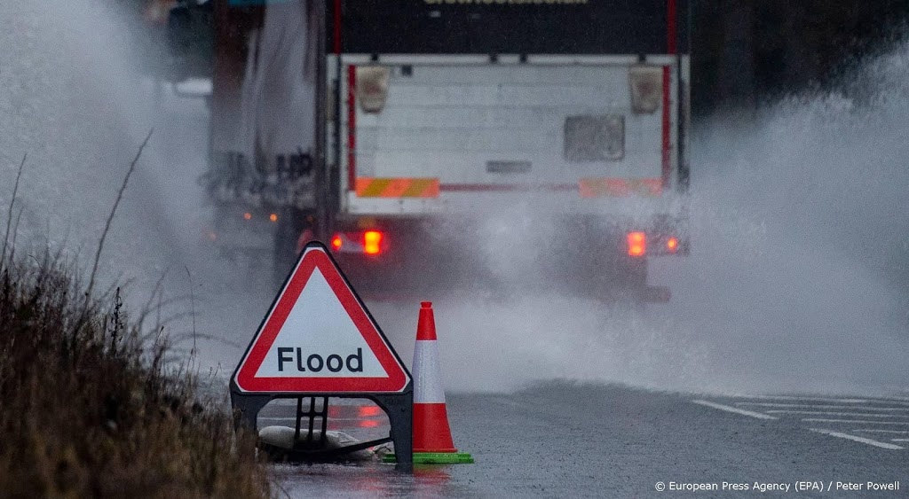 Overlast door watersnood en sneeuwval in Verenigd Koninkrijk