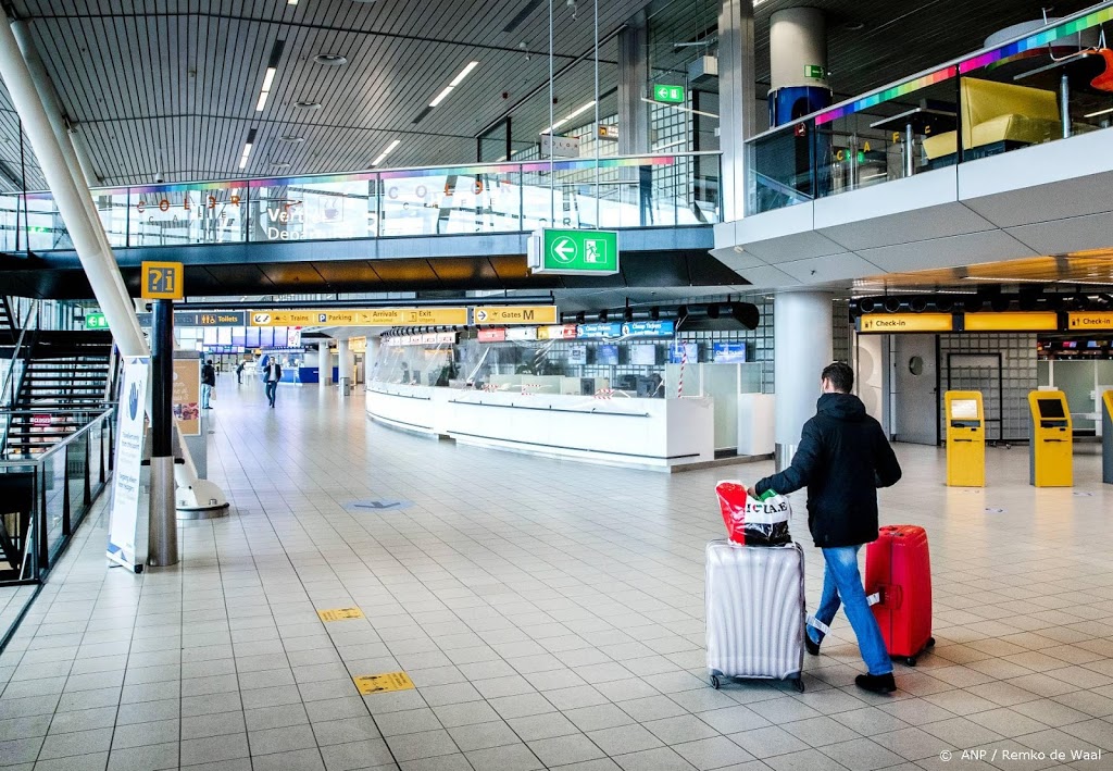 Negen mensen met valse coronatestuitslag aangehouden op Schiphol