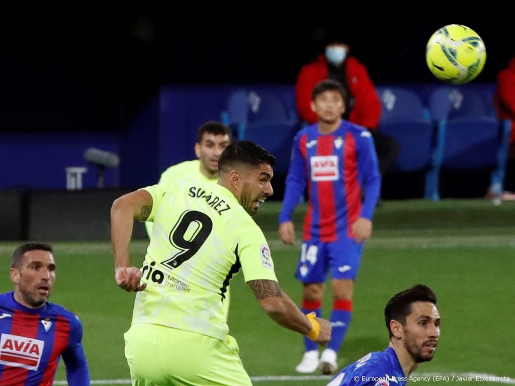Suárez schiet Atlético naar winst op Eibar