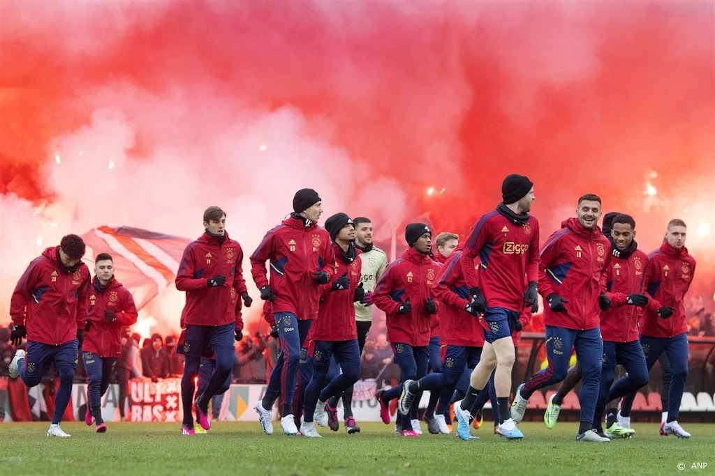 Veel vuurwerk en fans bij laatste training van Ajax en Feyenoord