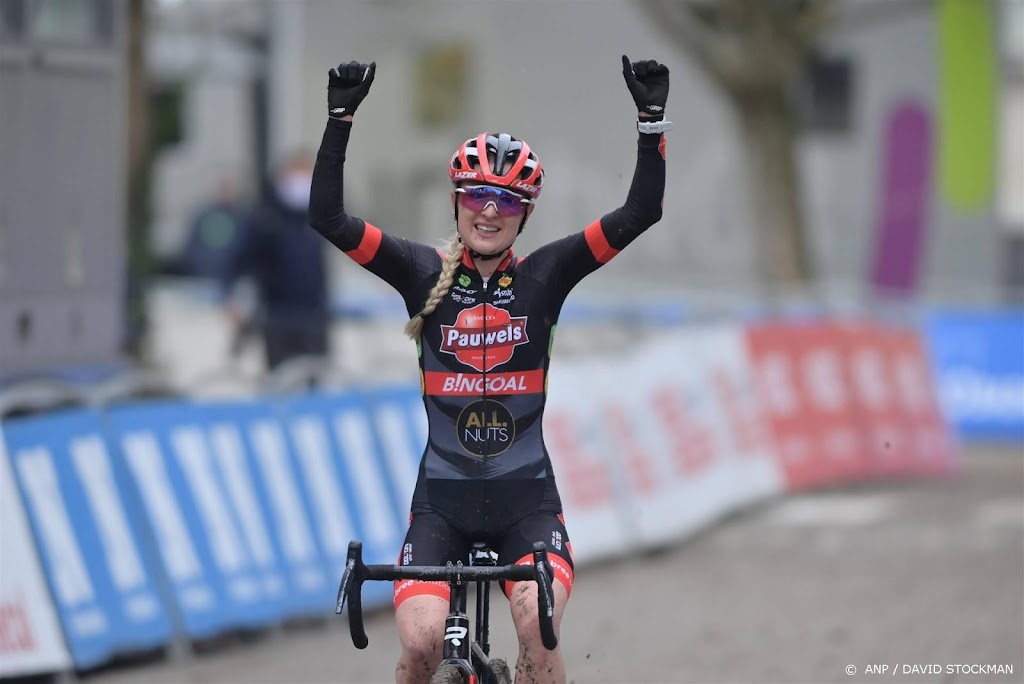 Veldrijdster Betsema zonder concurrentie naar zege in Zonnebeke