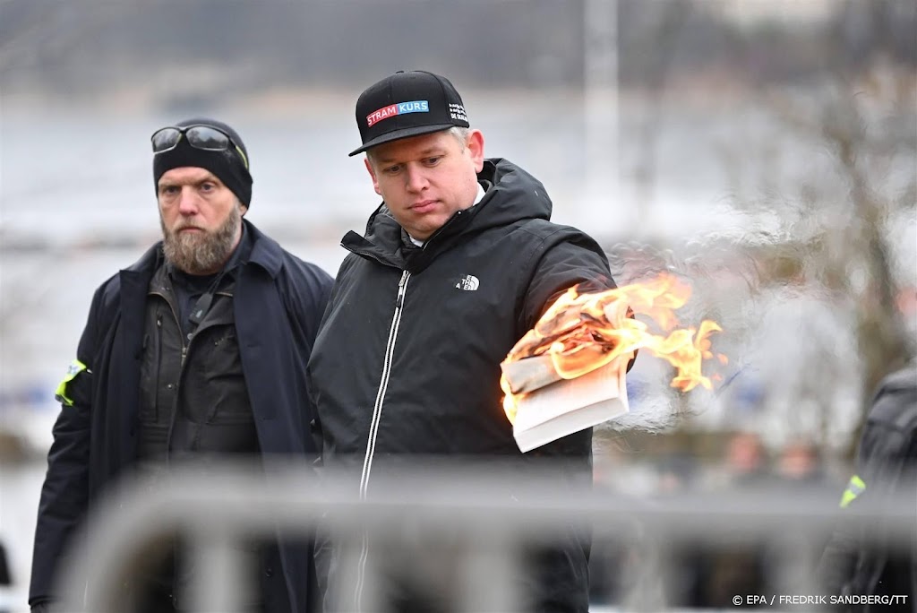 Rechts-extremist verbrandt koran voor Turkse ambassade in Zweden