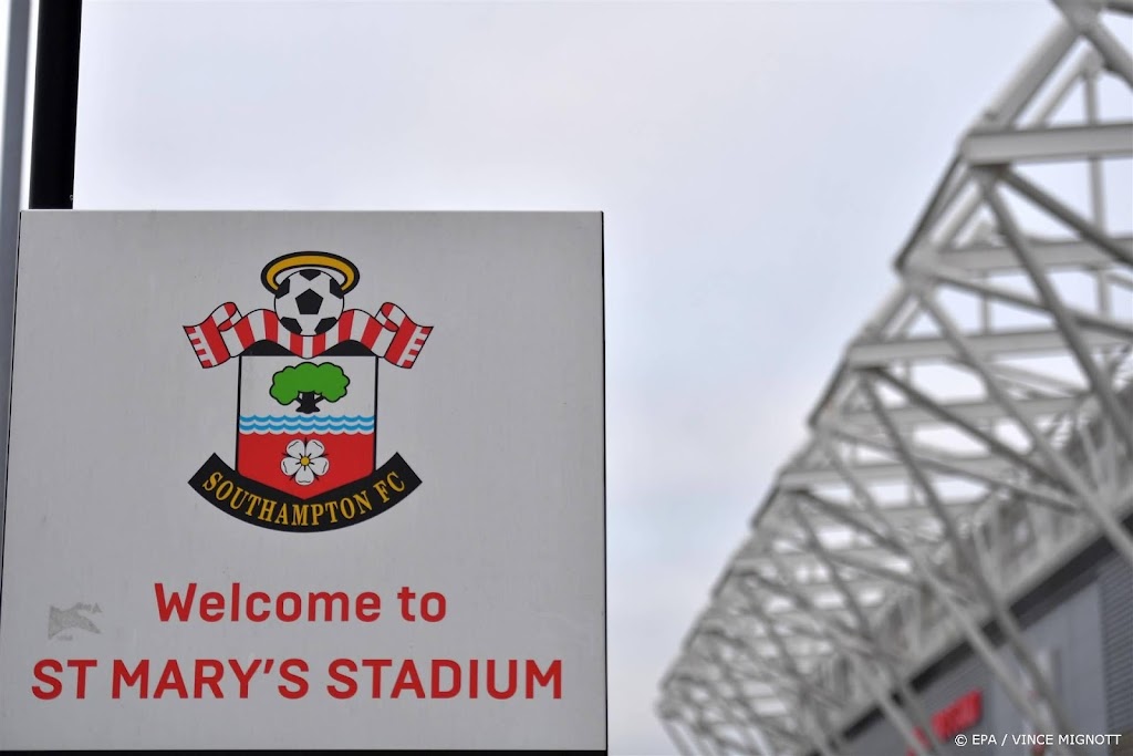 Drone legt duel tussen Southampton en Aston Villa even stil