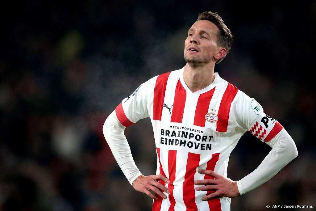 PSV-aanvoerder De Jong loopt hoofdblessure op tegen Vitesse