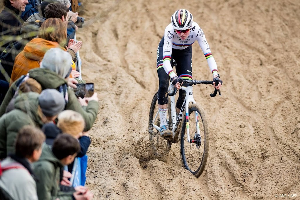 Wereldbekerzege veldrijdster Van Empel, Alvarado wint klassement