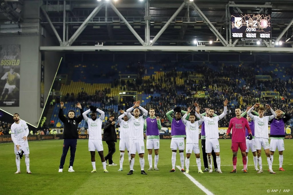 Feyenoord loopt na moeizame zege bij Vitesse in op koploper PSV