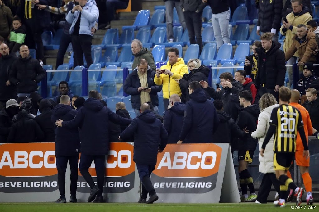 Trainer Vitesse 'doodziek' van supporters die het veld betreden