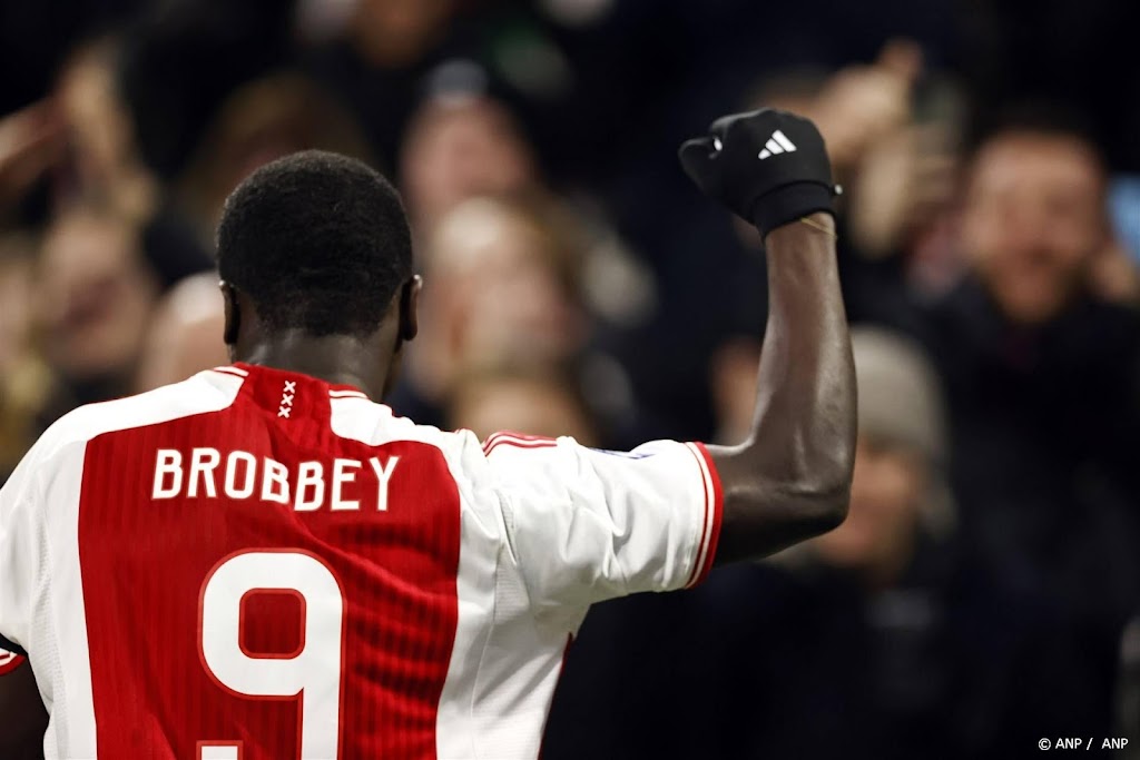 Spits Brobbey leidt Ajax naar zege op RKC Waalwijk 